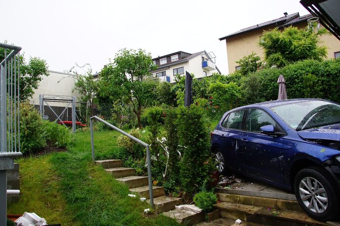 Remseck: PKW schanzt durch Gartzen und kracht in Hauswand