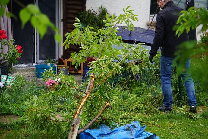 Remseck: PKW schanzt durch Gartzen und kracht in Hauswand