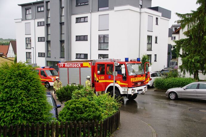 Remseck: PKW schanzt durch Gartzen und kracht in Hauswand