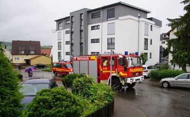 Remseck: PKW schanzt durch Gartzen und kracht in Hauswand