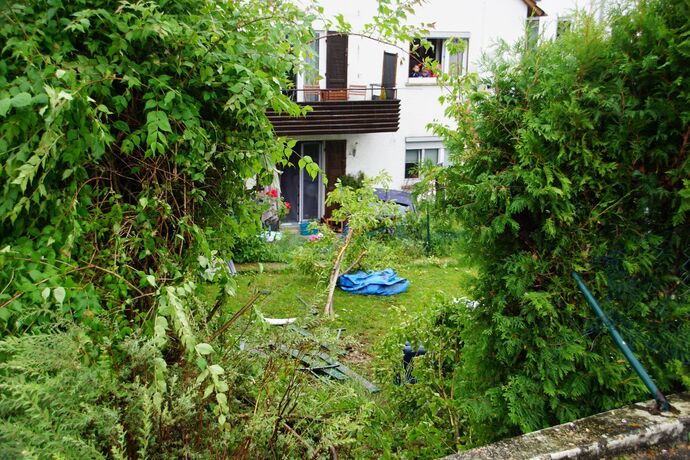 Remseck: PKW schanzt durch Gartzen und kracht in Hauswand
