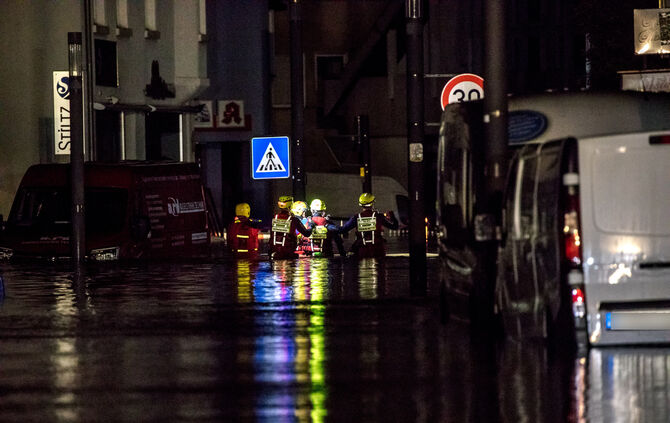 Hochwasserlage: Überflutung mit Menschenleben in Gefahr, Rettung durch das DLRG, Rudersberg, 03.06.2024.