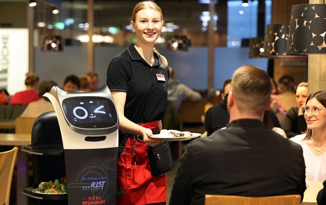 Roboter bedient bei XXXLutz