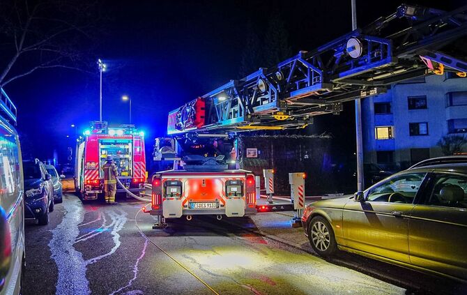 Brand in Mehrfamilienhaus fordert Verletzten Feuerwehrmann - 40 Personen muessen Wohnungen verlassen