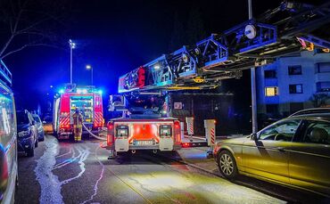 Brand in Mehrfamilienhaus fordert Verletzten Feuerwehrmann - 40 Personen muessen Wohnungen verlassen