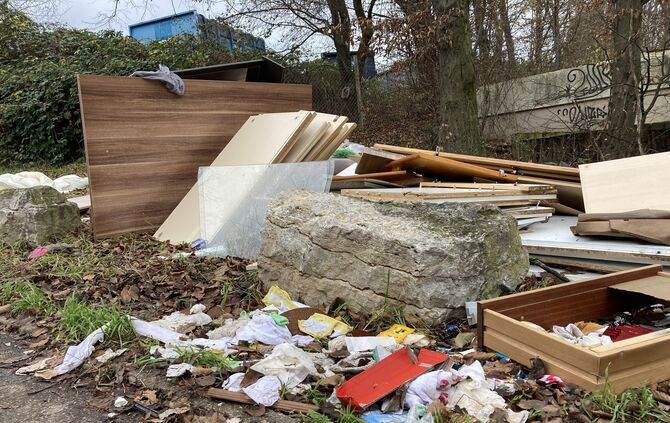 Müll neben dem Sperrmüll am Ameisenbühl in Waiblingen (Foto vom 9.12.24).