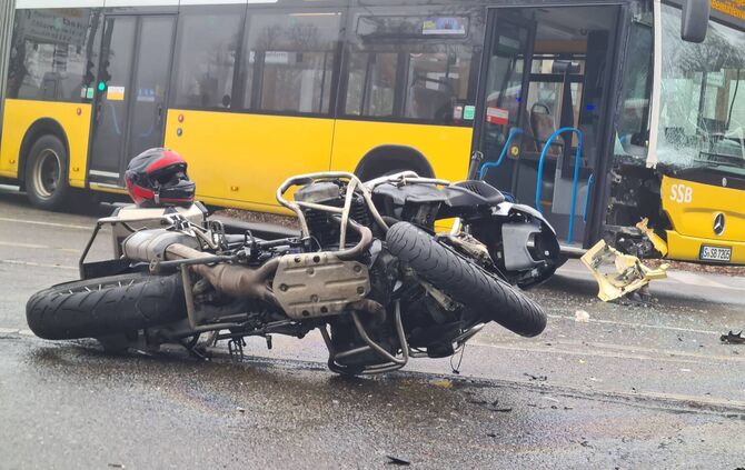 vu zw Linienbus und Motorrad an Kreuzung ruhbank nahe Fernsehturm, mittlere filderstr gesperrt