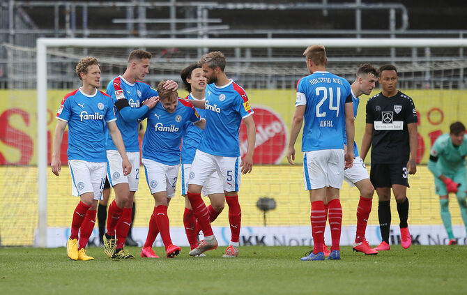 Fußball  2.Bundesliga Holstein Kiel vs. VfB Stuttgart