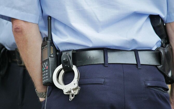 Polizei Polizist Blaulicht Handschellen Verhaftung Symbolfoto