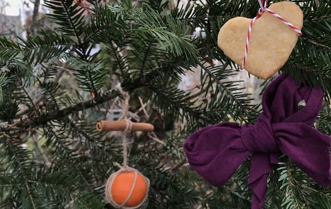 Selbst gebastelter Schmuck für den Weihnachtsbaum