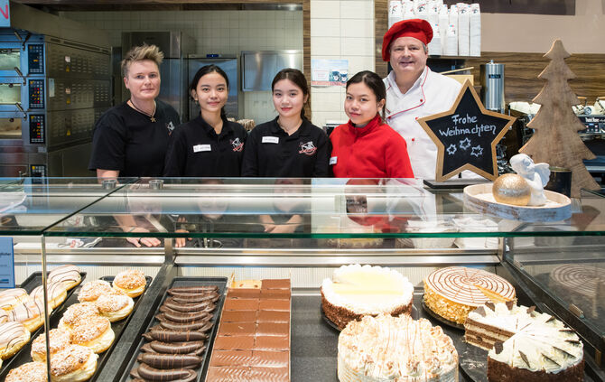 Bäcker Schöllkopf hat erstmals Verkaufs-Azubis von außerhalb der EU, aus Indonesien und Vietnam. V.l. Anja Pahle (Ausbilderin),