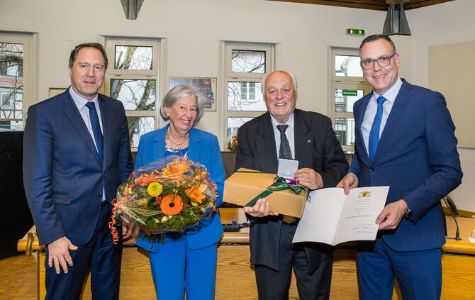 Horst Mehl bekam die Staufermedaille in Gold von Staatssekretär Siegfried Lorek MdL, Winnenden, 20.12.2024.