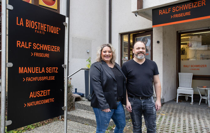 Manuela Seitz und Friseur Ralf Schweizer, Weinstadt-Endersbach, 20.12.2024.
