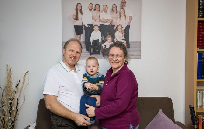 Armin Werner ist der "Weihnachtsmann von Stetten" - hier mit seinem jüngsten von neun Kindern und seiner Ehefrau, 19.12.2024.