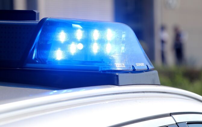 Polizei Polizeieinsatz vor dem Waiblinger Arbeitsamt / Agentur für Arbeit / Jobcenter in Waiblingen  Symbol Symbolbild Blaulicht Polizei Polizeiauto    Foto: Buettner