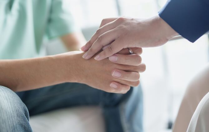 trauriger Mann auf Sofa sitzend Patient bespricht psychische Probleme mit Psychologe. depressiver asiatischer Mann psychische Be
