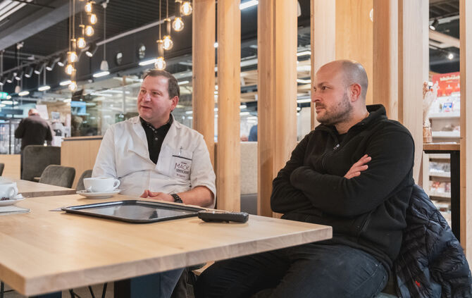 Rocco Capurso und sein Marktleiter in Welzheim, Antonio Gugliotta, im markteigenen Café
