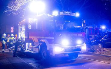 Zwei Autobrände in Beutelsbach, hier das städtische E-Auto hinter dem Rathaus, Weinstadt-Beutelsbach, 16.03.2023.