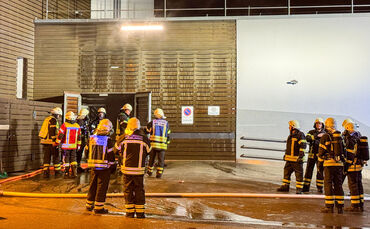 Brand im Müllraum des Einkaufs- und Bildungszentrums Bürgermühlenweg, Waiblingen, 30.12.2024.