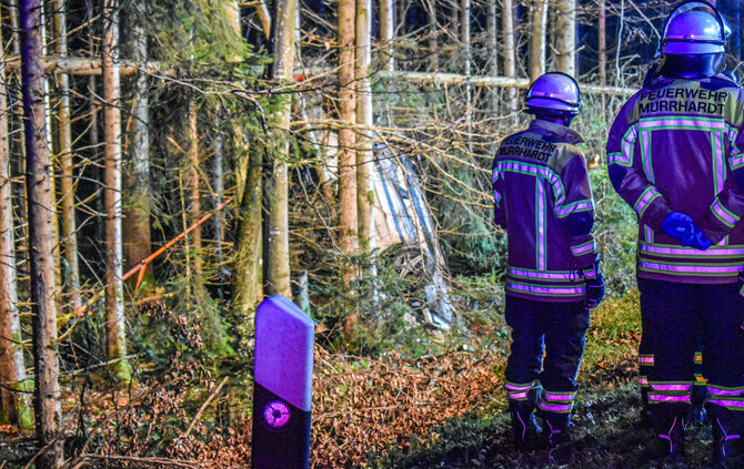 Wagen prallt gegen Baum - Fahrer stirbt