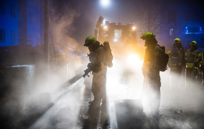 Zwei Mülltonnen brennen um 0:45 Uhr in der Beinsteiner Str. in Kernen-Rommelshausen, 01.01.2025.
