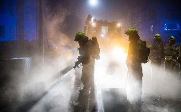 Zwei Mülltonnen brennen um 0:45 Uhr in der Beinsteiner Str. in Kernen-Rommelshausen, 01.01.2025.