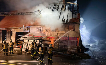 Scheunenbrand, Heidenbühlstraße, Kaisersbach-Gmeinweiler, 01.01.2025.