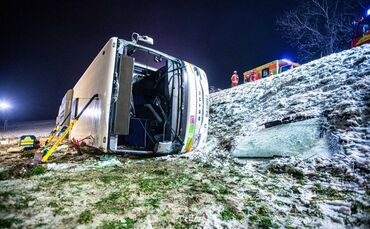 Linienbus Bˆschung abgest¸rzt bei Schneegl‰tte - wohl dutzende Verletzte - Schwangere Frau durch Feuerwehr mit der Flex befreut 