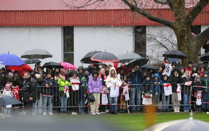 Hunderte Fans beim ersten VfB-Training in 2025