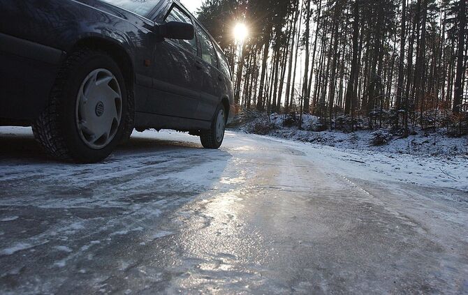 Auto im Winter Schnee Glatteis