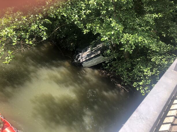 Bietigheim: Auto landet in Enz