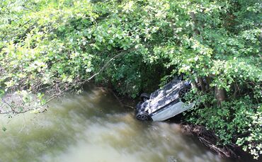 Bietigheim: PKW landet in der Enz