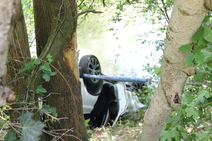 Bietigheim: PKW landet in der Enz