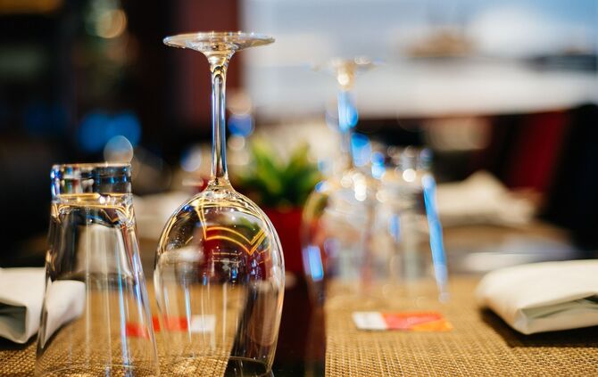 Restaurant Symbol Symbolbild Tischdecke Gastronomie Geschirr