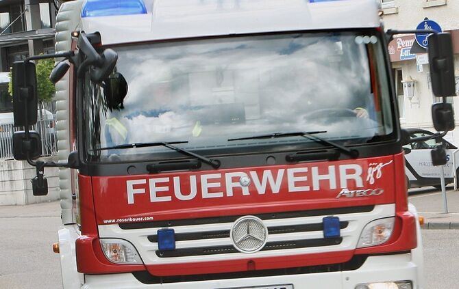 Feuerwehrauto bei der Anfahrt zu einer Uebung