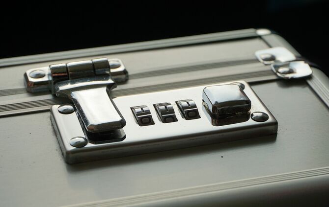 Koffer Schloss Symbolbild