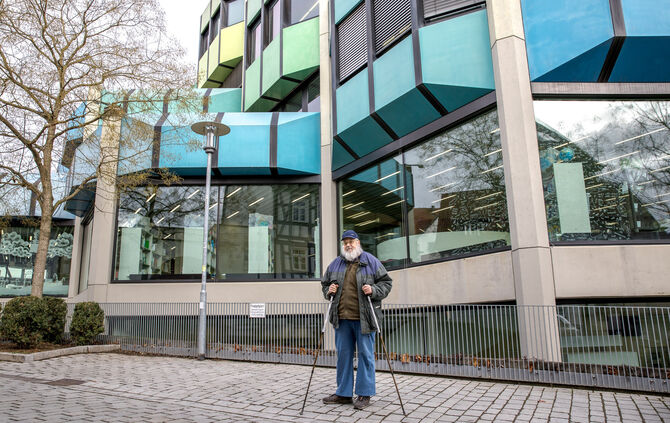 Wolfgang Thiele wünscht sich einen Behindertenparkplatz vor der Stadtbücherei in Waiblingen.