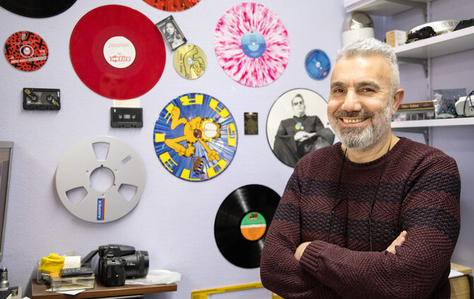 Necati Cambel führt seit 20 Jahren einen Hifi-An-und-Verkauf-Laden in der Bahnhofstraße und repariert Liebaberstücke, Waiblingen