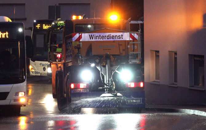 Über 150 Verkehrsunfälle im Rems-Murr Kreis: Extrem-Glätte im Rems-Murr Kreis - PKW steckt hochkant im Bach - Mehrere Unfälle -