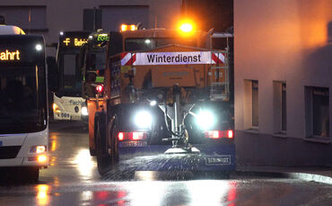 Über 150 Verkehrsunfälle im Rems-Murr Kreis: Extrem-Glätte im Rems-Murr Kreis - PKW steckt hochkant im Bach - Mehrere Unfälle -