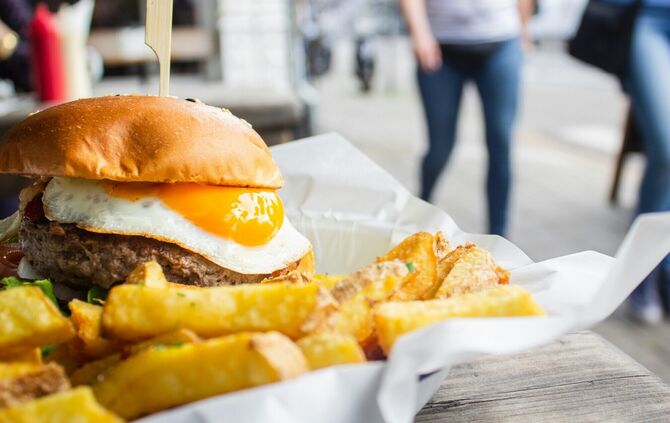 Burger Symbolbild Essen Restaurant