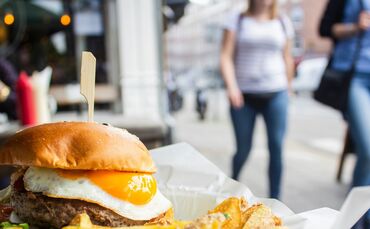 Burger Symbolbild Essen Restaurant
