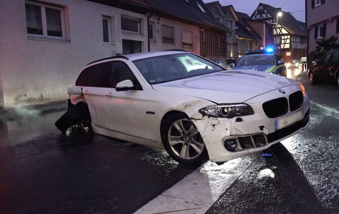 Über 150 Verkehrsunfälle im Rems-Murr Kreis: Extrem-Glätte im Rems-Murr Kreis - PKW steckt hochkant im Bach - Mehrere Unfälle -