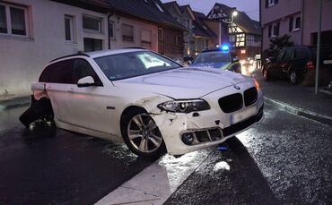Über 150 Verkehrsunfälle im Rems-Murr Kreis: Extrem-Glätte im Rems-Murr Kreis - PKW steckt hochkant im Bach - Mehrere Unfälle - 