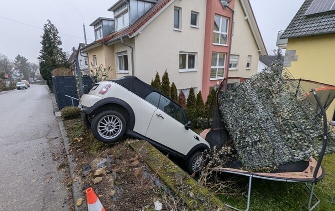 Glatteis Bittenfeld Unfall Auto Garten