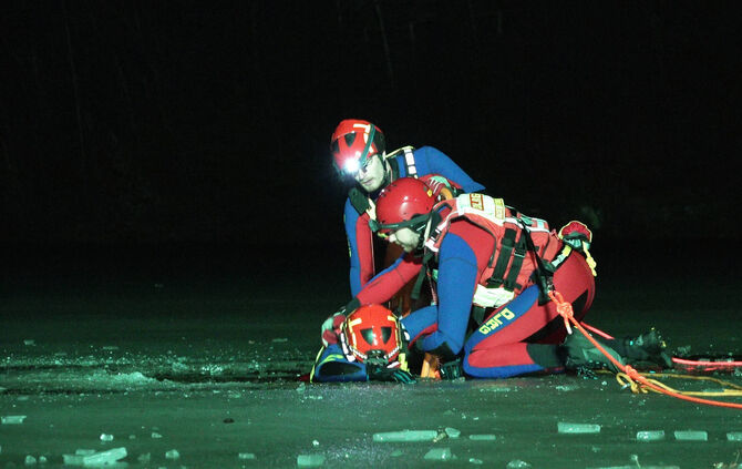Eingebrochen ins Eis: Eisrettungsübung am Ebnisee bei Tempteraturen im den Gefrierpunkt - DLRG probt den Erstfall - Mehrere Helf