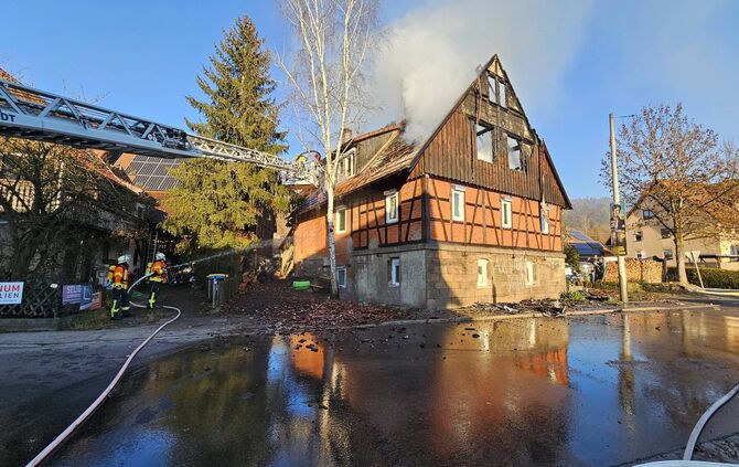 Hausbrand in Sulzbach-Battenbach - Dachstuhlbrand in voller Ausdehnung