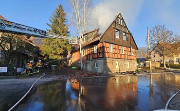 Hausbrand in Sulzbach-Battenbach - Dachstuhlbrand in voller Ausdehnung