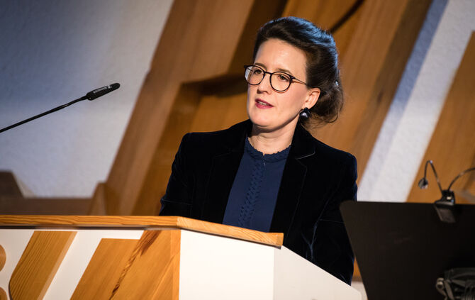 Kärcher-Aufsichtsratsvorsitzende Franziska Kärcher spricht beim Neujahrsempfang der Paulinenpflege Winnenden, 22.01.2025.