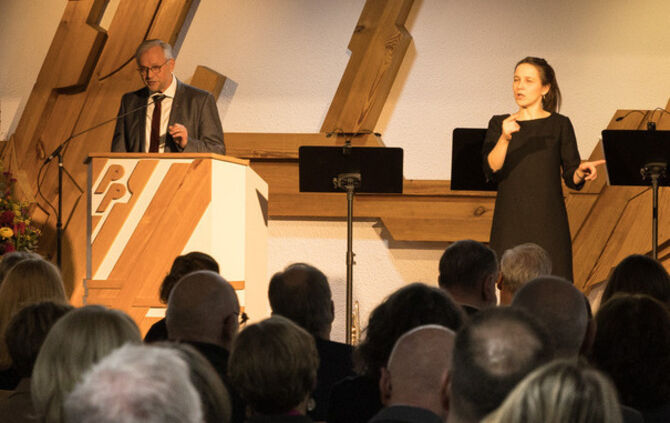 Kärcher-Aufsichtsratsvorsitzende Franziska Kärcher spricht beim Neujahrsempfang der Paulinenpflege Winnenden, 22.01.2025.